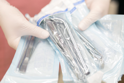 治療器具を個包装で滅菌する様子